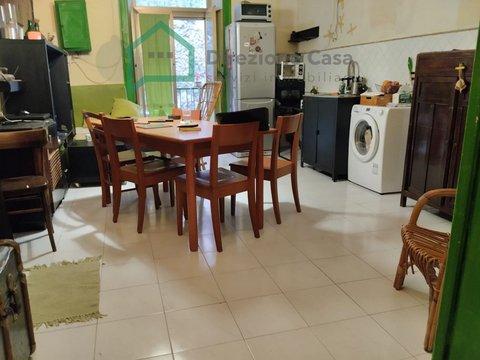 Bilocale in via Sapienza, San Lorenzo, Napoli
