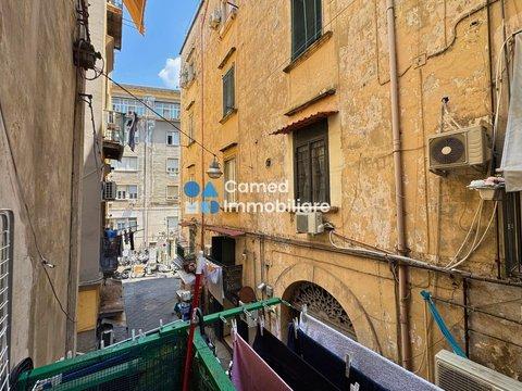 Trilocale in via Portamedina, s.n.c, Montesanto-Quartieri Spagnoli, Napoli