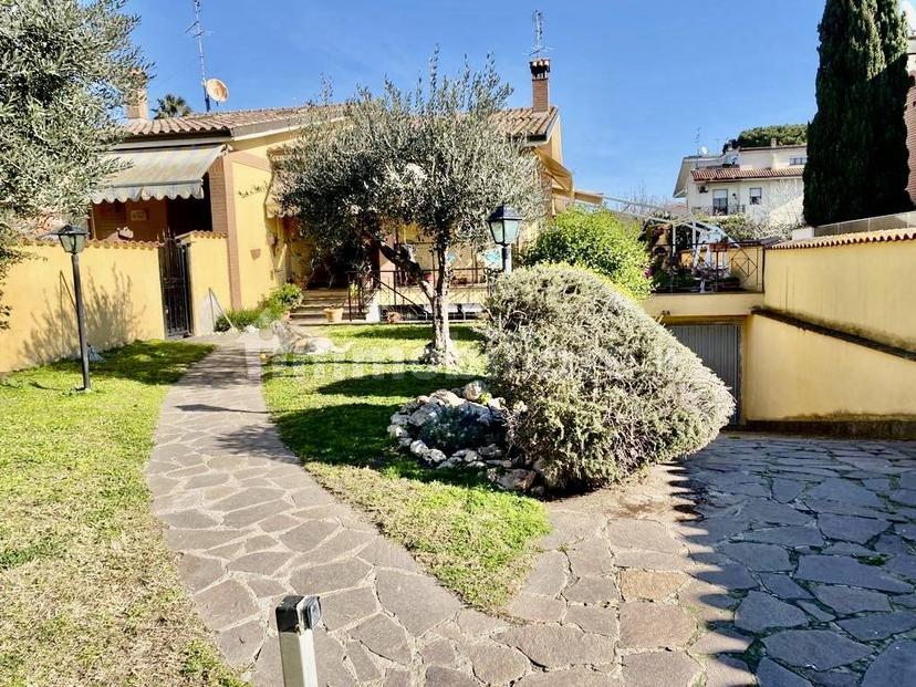 Villa bifamiliare, buono stato, 225 m², Infernetto, Roma